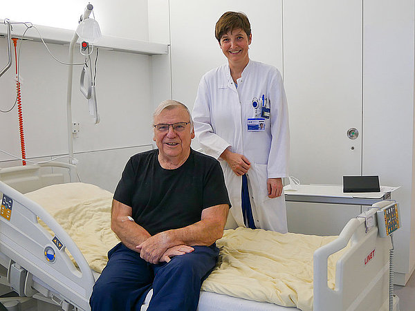 Patient Hubert Graunke mit Chefärztin Dr. Julia Schumm