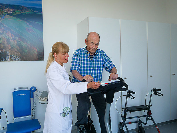 Chefärztin Dr. Karin Schoser bei einem Patienten im Sportraum