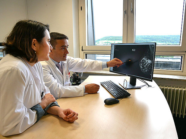 Chefarzt Abdulnaser Shtian mit Oberärztin Sibel Özder besprechen ein Röntgenbild