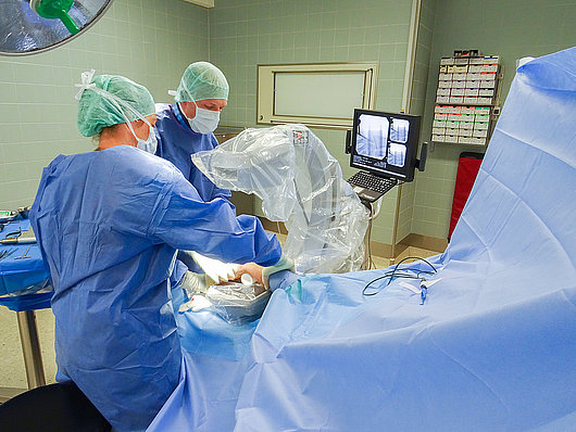 Operationsteam bei einer Operation