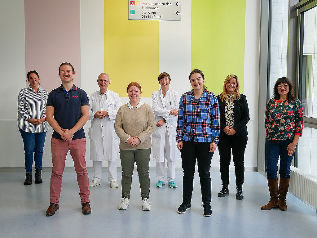 Die am Projekt Beteiligten mit den Studierenden Die am Projekt Beteiligten mit den Studierenden