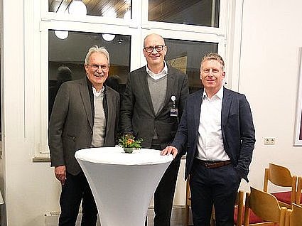 Auf dem Foto von links: Michael Rosa (Präsident des Rotary-Clubs Tuttlingen), Dr. Sebastian Freytag (Geschäftsführer des Klinikums), Dr. Jörg Leisle (Programmverantwortlicher des Rotary-Clubs).